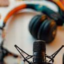 Mikrofon og hodetelefoner på podcast-bord